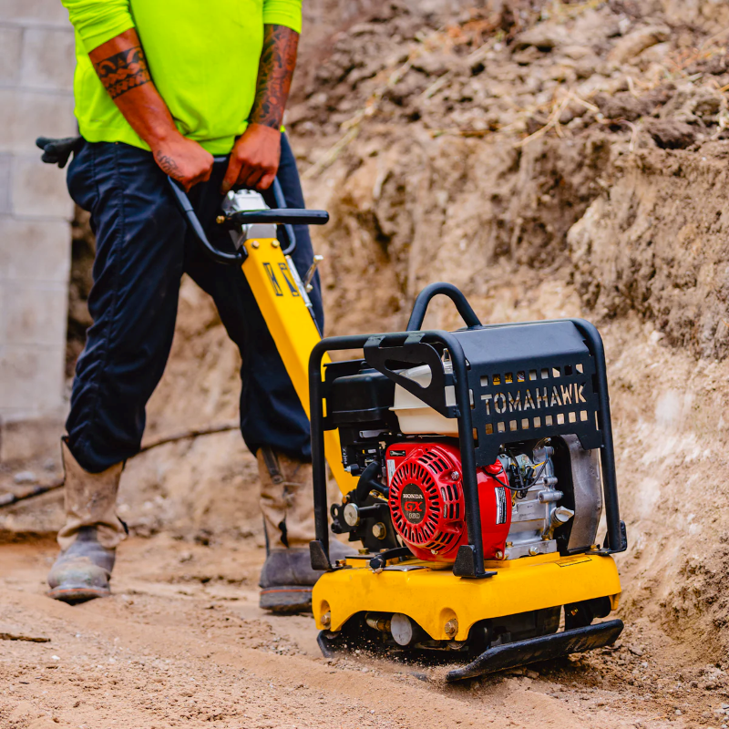 Tomahawk_Power_TPC100H_Reversible_Plate_Compactor_with_5.5_HP_Honda_Engine_Outdoor_View_3