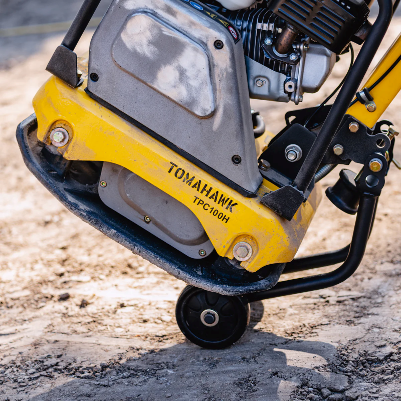 Tomahawk_Power_TPC100H_Reversible_Plate_Compactor_with_5.5_HP_Honda_Engine_Wheels_Close_up_View