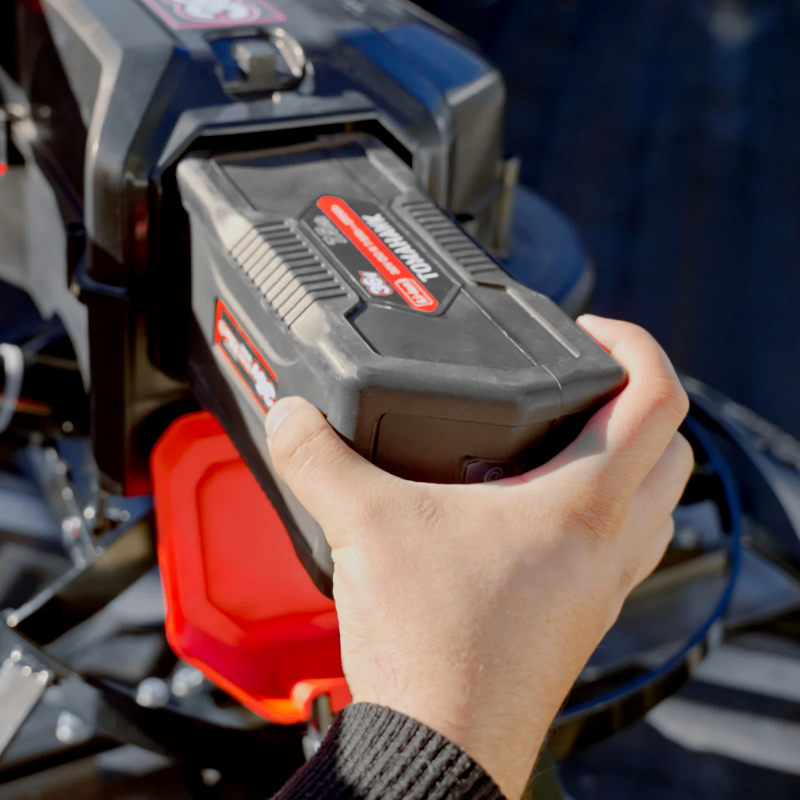 Tomahawk_Power_eJXPT30_30_Inch_Battery_Powered_Trowel_Battery_Close_up_View